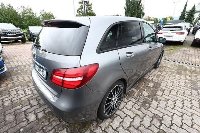 Mountaingrau metallic mountaingrau metallic Gebraucht 2018 Mercedes B220 AMG line Van / Kleinbus | 22.344 € (Etwas zu teuer) - Bild 1/4