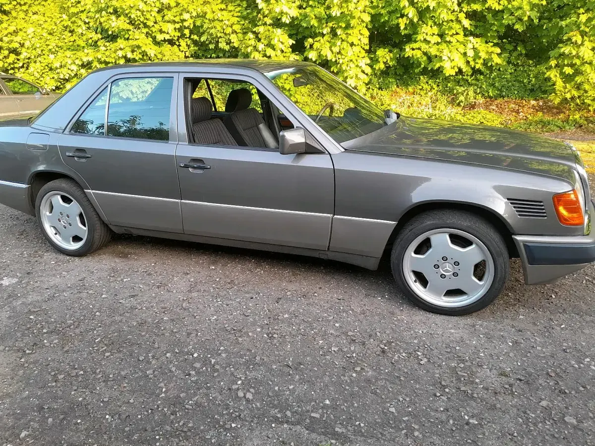 Używany Mercedes E300 146 KM (107 kW) 1990 Sedan/Limuzyna
