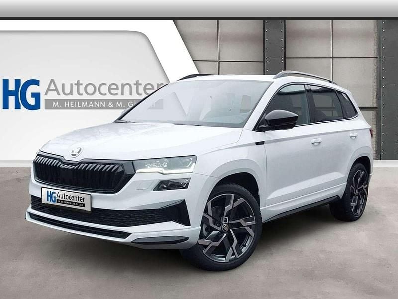 Moon white Neu 2025 Skoda Karoq SportLine SUV | 40.990 € (Fairer Preis) - Bild 1/4