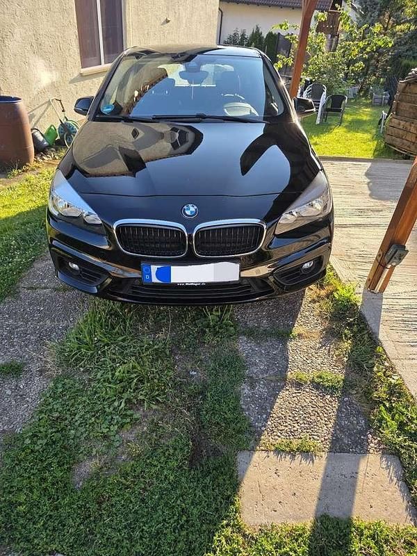 Schwarz Gebraucht 2016 BMW 218 Active Tourer Van / Kleinbus | 8.799 € (Superpreis) - Bild 1/4