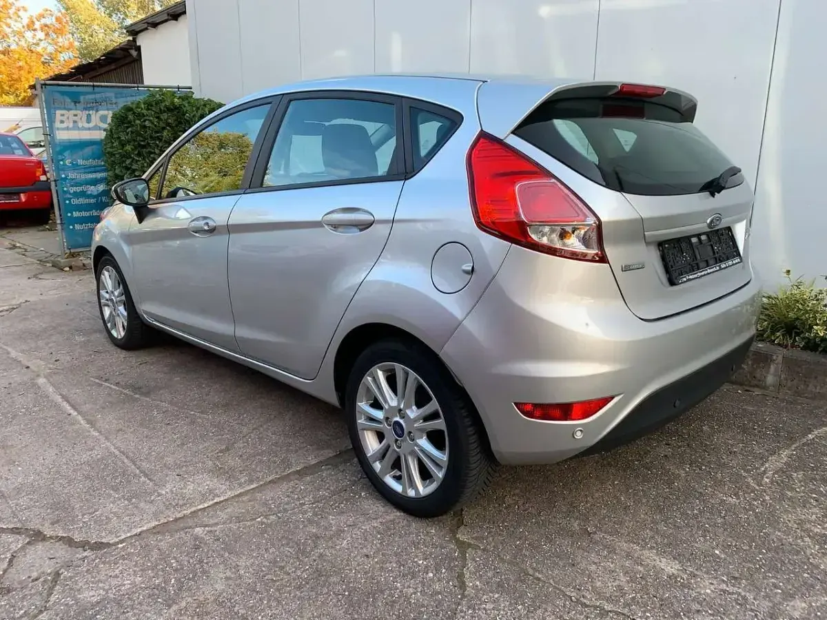 Gebraucht Ford Fiesta SYNC Edition 101 PS (74 kW) 2015 Silber Kleinwagen