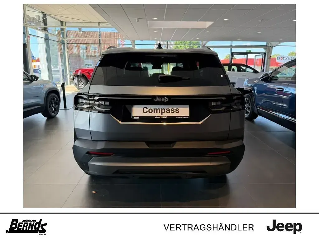Neu Jeep Compass 136 PS (100 kW) 2026 Yosemite grey SUV