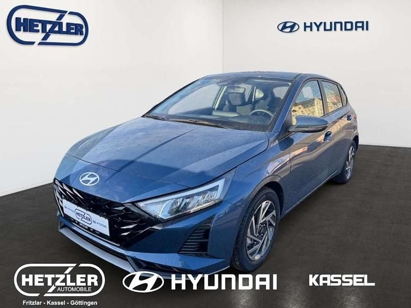 Vibrant blue / mic Neu 2025 Hyundai i20 Trend Limousine | 22.490 € (Fairer Preis) - Bild 1/4