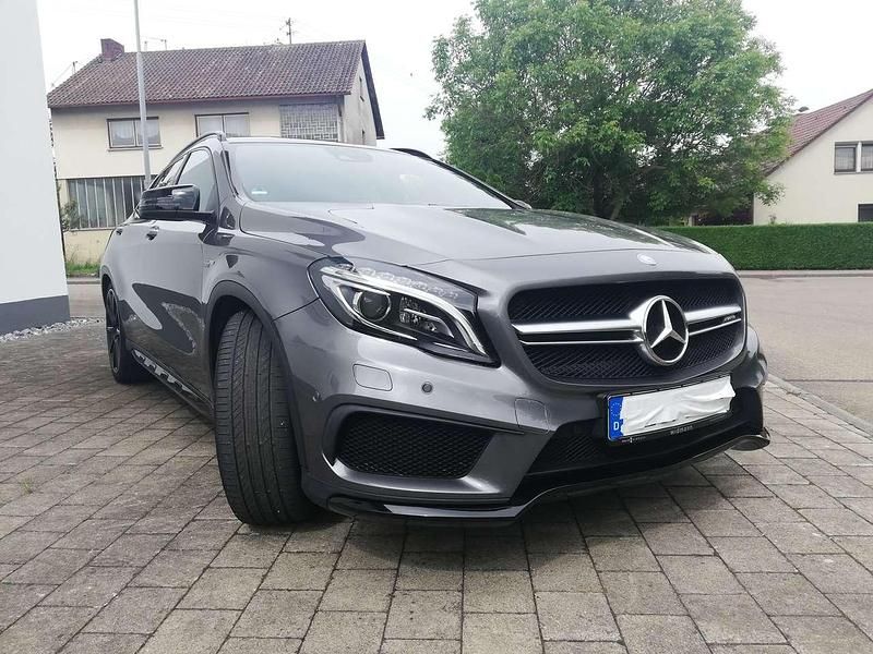Grau Gebraucht 2018 Mercedes GLA45 AMG AMG SUV | 32.200 € (Fairer Preis) - Bild 1/4