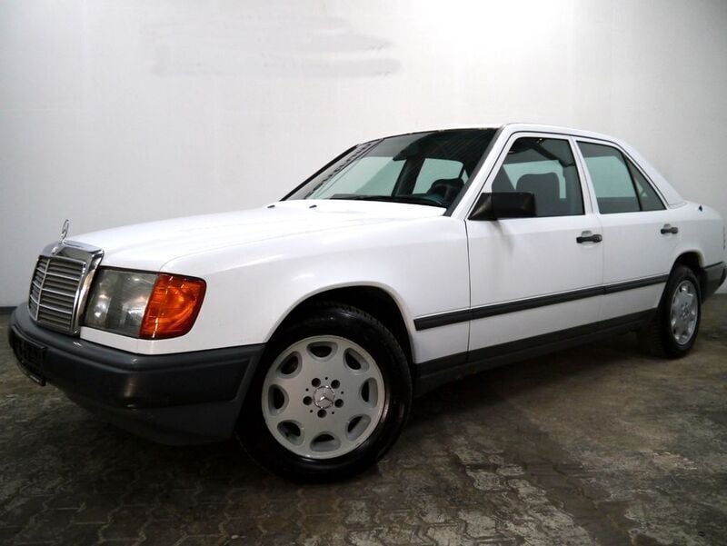 Weiß Gebraucht 1986 Mercedes E230 Limousine | 4.400 € - Bild 1/4