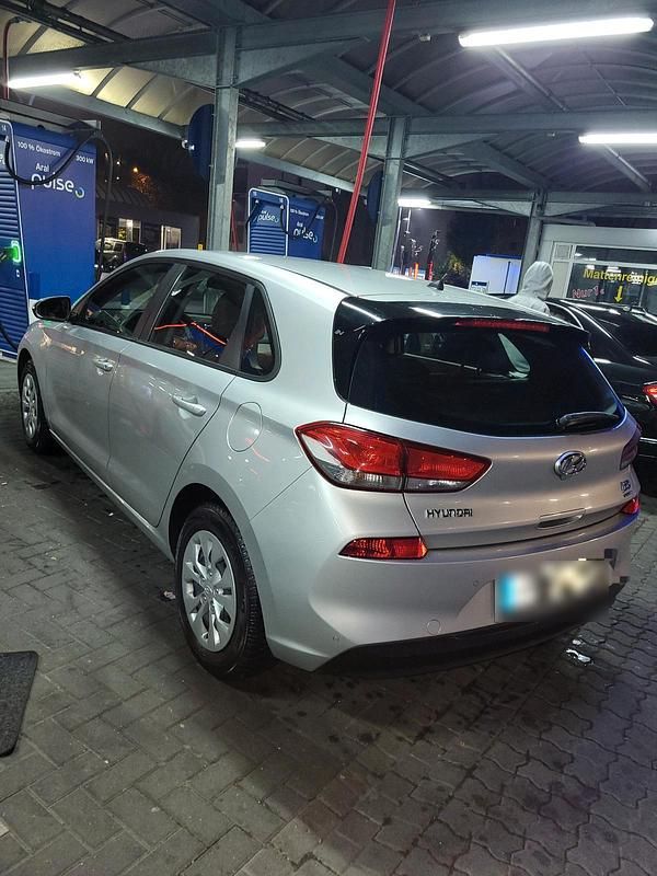 Gebraucht Hyundai i30 99 PS (72 kW) 2017 Silber Limousine