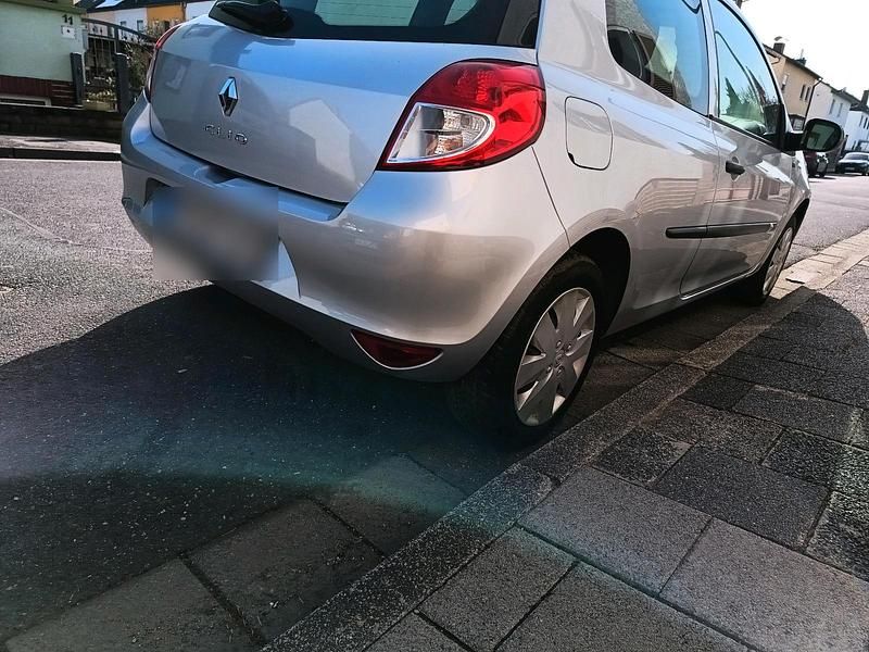 Gebraucht Renault Clio II 75 PS (55 kW) 2011 Silber Kleinwagen
