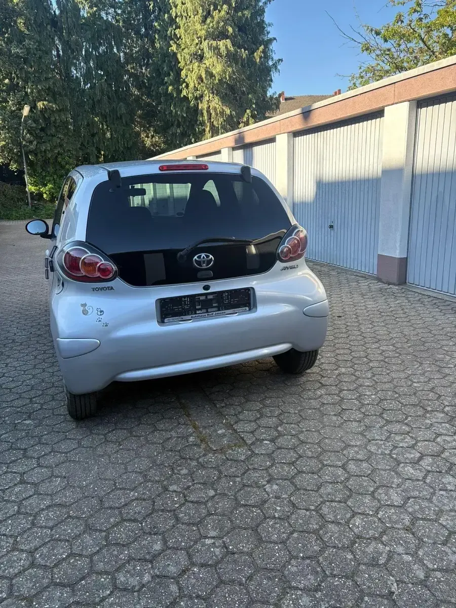 Gebraucht Toyota Aygo 68 PS (50 kW) 2013 Silber Kleinwagen