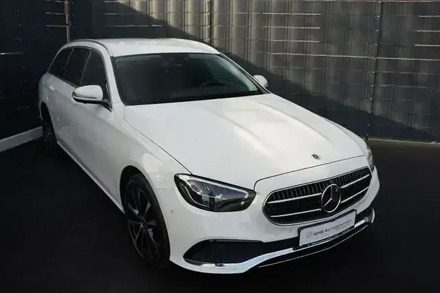 Używany Mercedes E300 194 KM (142 kW) 2022 Biały Sedan/Limuzyna