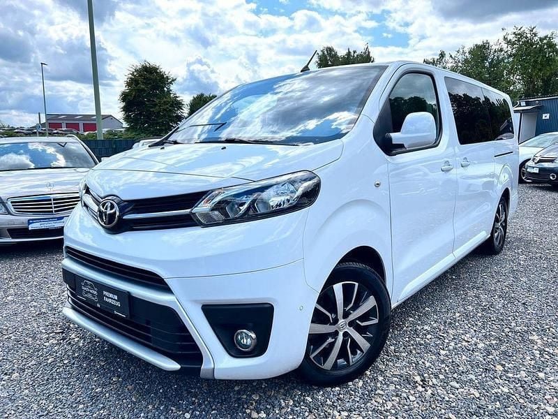 Weiß Gebraucht 2023 Toyota Proace Verso Comfort Kombi | 30.890 € (Superpreis) - Bild 1/4