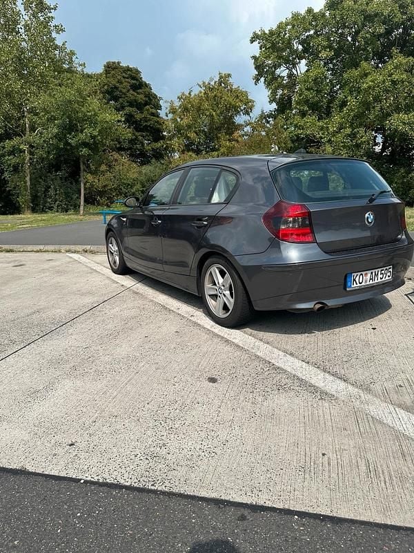 Grau Gebraucht 2006 BMW 120 Kleinwagen | 3.850 € - Bild 1/4