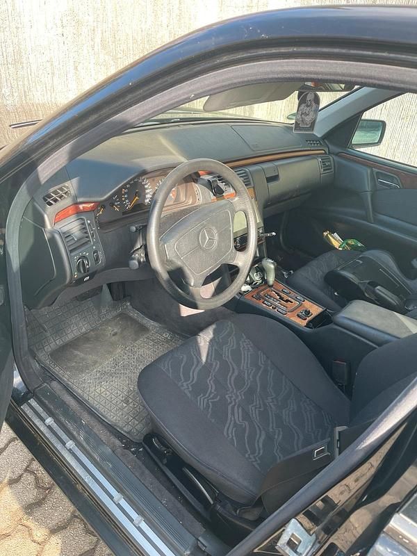 Gebraucht Mercedes E240 175 PS (128 kW) 1998 Schwarz Limousine