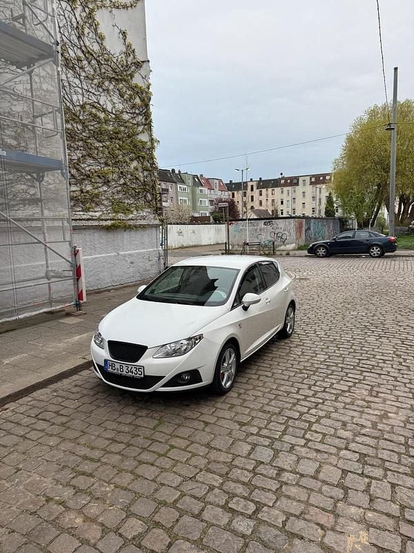 Weiß Gebraucht 2010 Seat Ibiza Kleinwagen | 3.499 € (Fairer Preis) - Bild 1/4