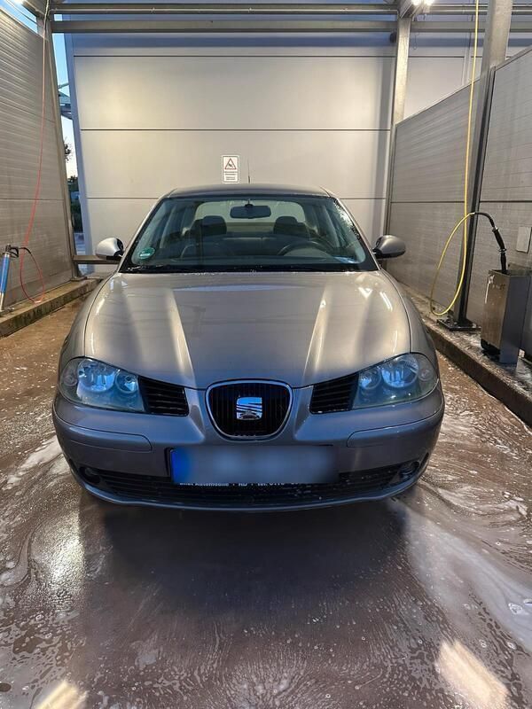 Grau Gebraucht 2002 Seat Cordoba Limousine | 1.100 € - Bild 1/4