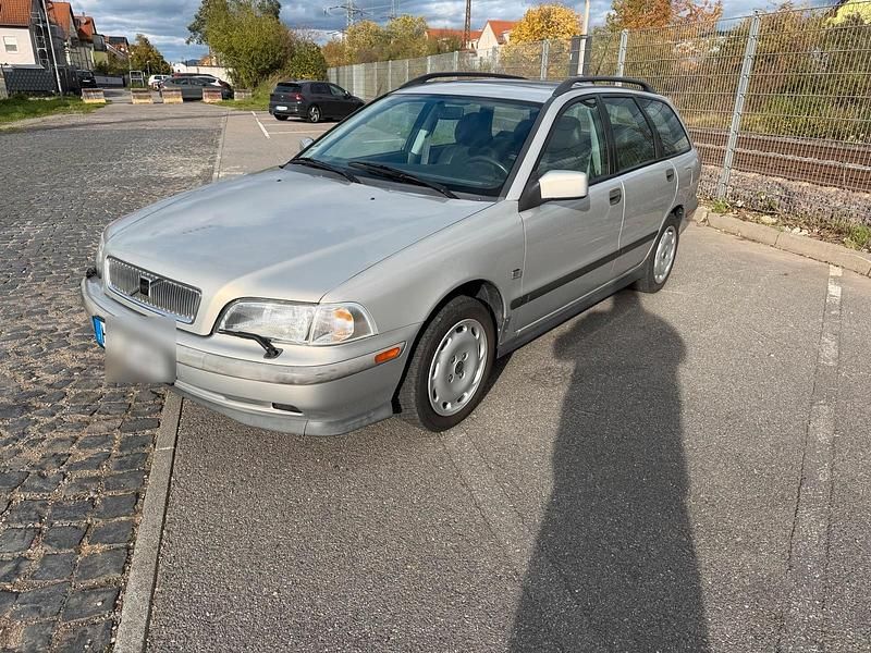 Silber Gebraucht 1998 Volvo S40 Limousine | 2.999 € (Fairer Preis) - Bild 1/4