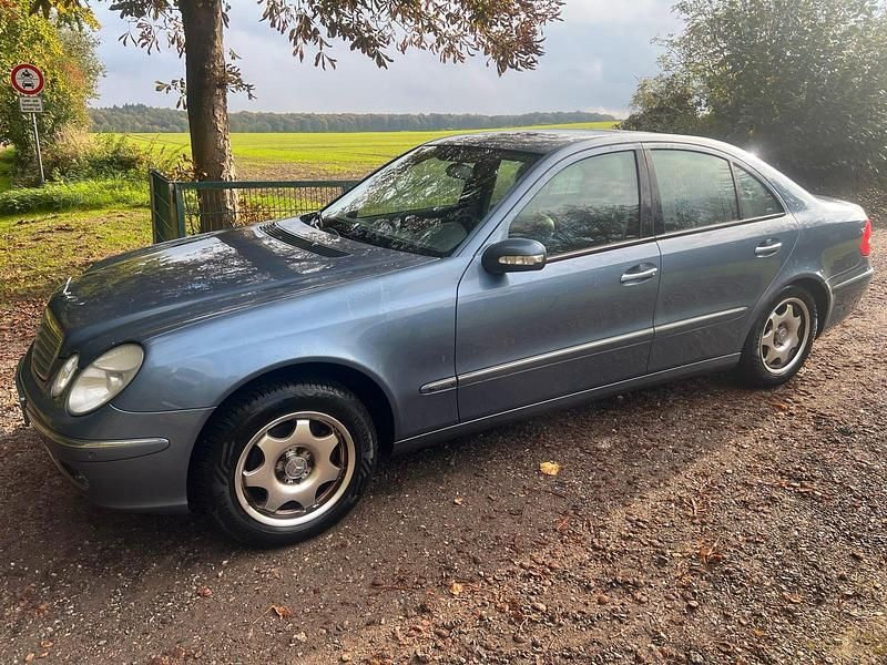 Blau Gebraucht 2002 Mercedes E220 Elegance Limousine | 3.800 € (Fairer Preis) - Bild 1/4