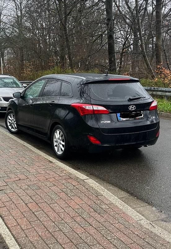 Schwarz Gebraucht 2015 Hyundai i30 Kombi | 8.000 € (Etwas zu teuer) - Bild 1/4