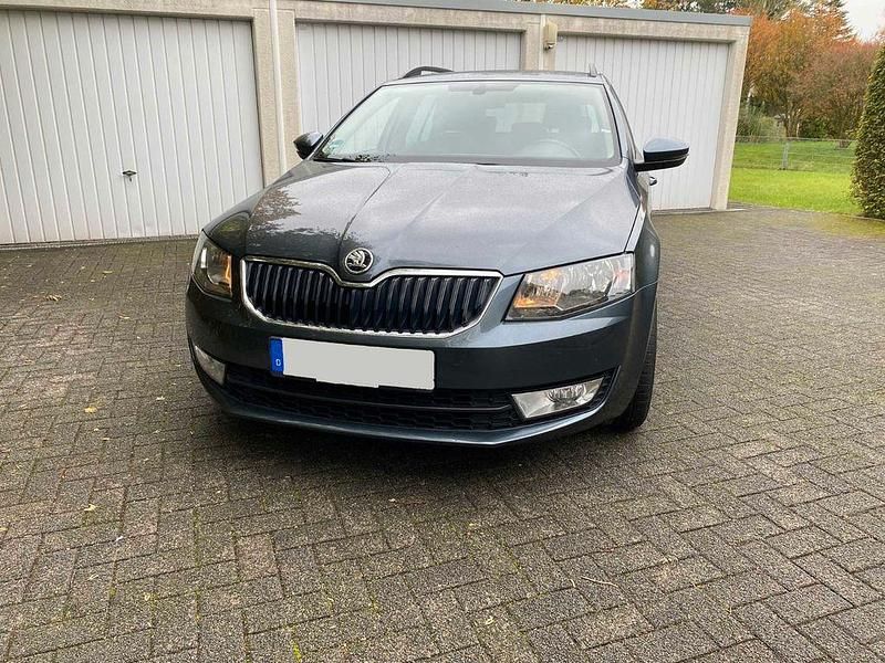 Grau Gebraucht 2016 Skoda Octavia Kombi | 9.990 € (Fairer Preis) - Bild 1/4