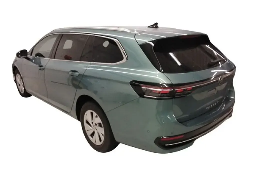 Gebraucht VW Passat Elegance 150 PS (110 kW) 2025 Maripositgrün Kombi