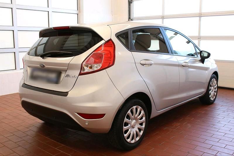 Gebraucht Ford Fiesta 65 PS (47 kW) 2013 Silber Kleinwagen