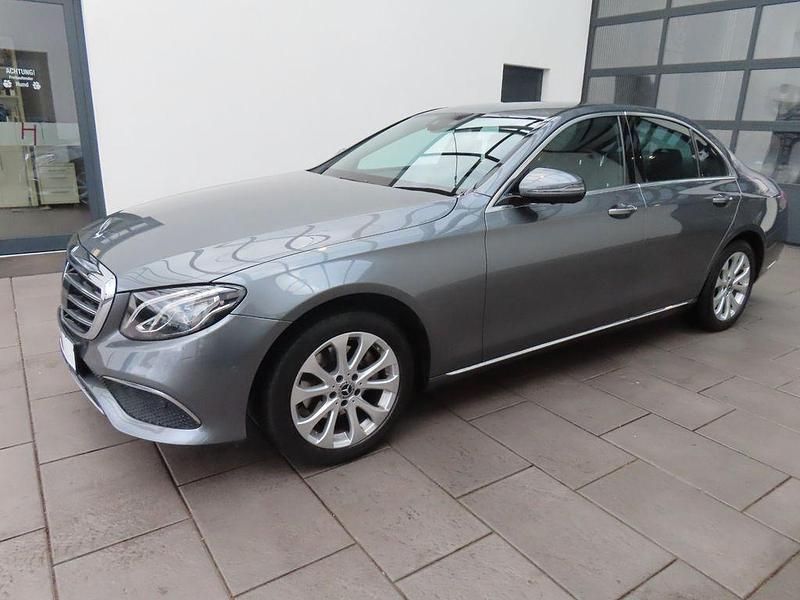 Grau Gebraucht 2019 Mercedes E200 Limousine | 24.985 € (Fairer Preis) - Bild 1/4