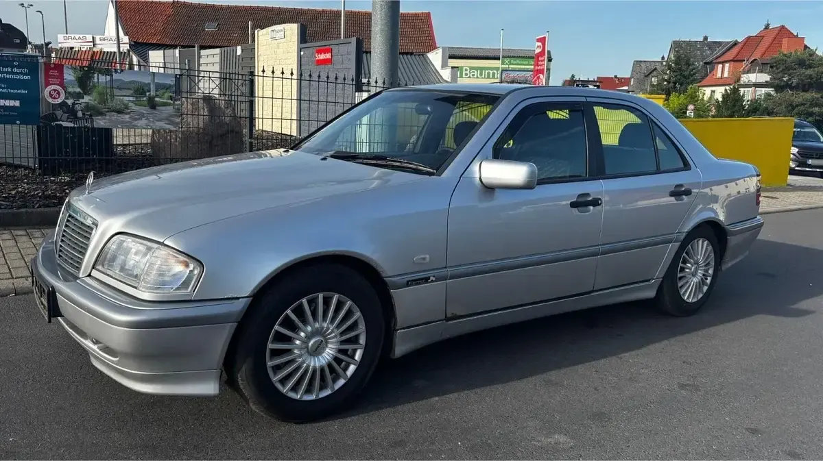 Gebraucht Mercedes C180 122 PS (89 kW) 1998 Silber Limousine