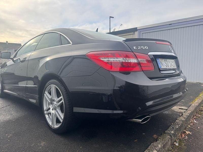 Gebraucht Mercedes E250 Avantgarde 204 PS (150 kW) 2011 Schwarz Coupé