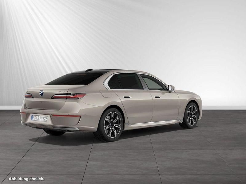 Gebraucht BMW 750e Sport Line 489 PS (359 kW) 2025 Oxidgrau metallic Limousine