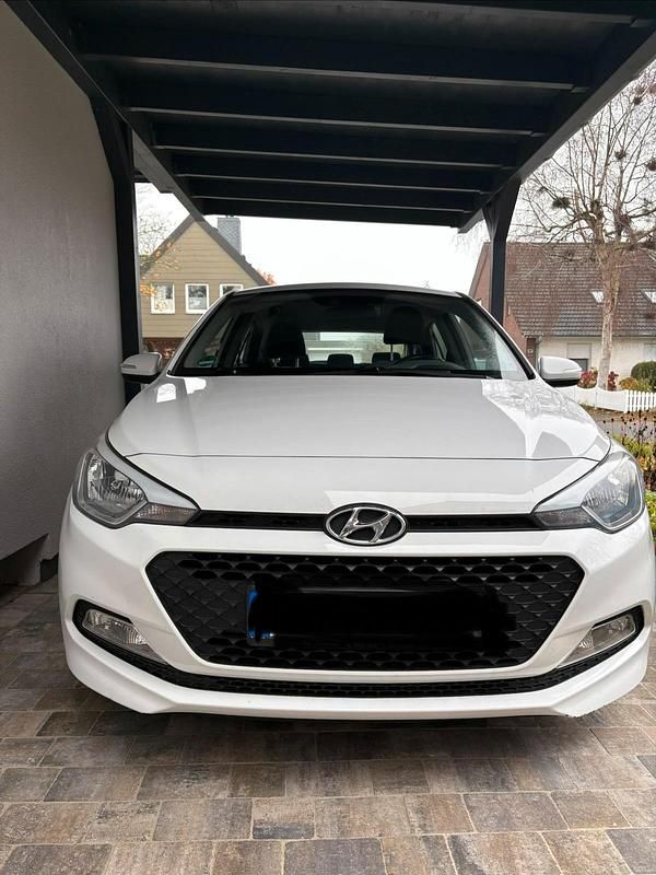 Weiß Gebraucht 2015 Hyundai i20 Limousine | 7.750 € (Fairer Preis) - Bild 1/4