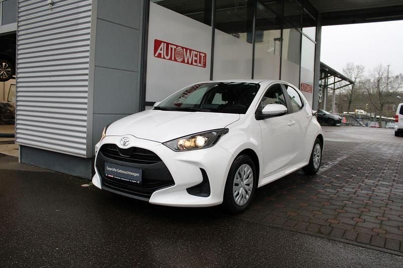 Gebraucht Toyota Yaris Comfort 72 PS (52 kW) 2023 Weiß Limousine