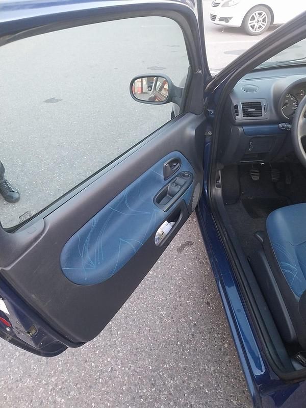 Gebraucht Renault Clio II 65 PS (47 kW) 2001 Blau Kleinwagen