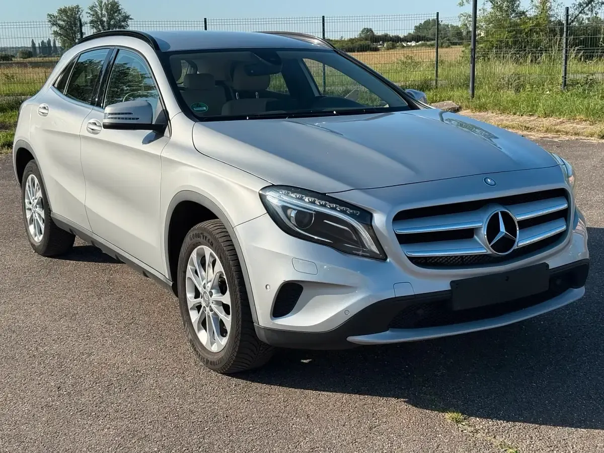Gebraucht Mercedes GLA200 136 PS (100 kW) 2015 Grau SUV