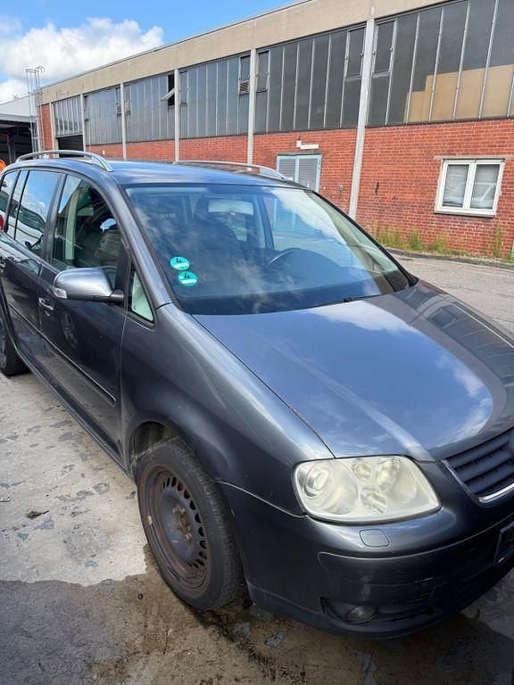 Grau Gebraucht 2003 VW Touran Van / Kleinbus | 990 € (Fairer Preis) - Bild 1/4