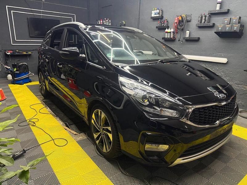 Schwarz Gebraucht 2017 Kia Carens Spirit Van / Kleinbus | 11.900 € (Fairer Preis) - Bild 1/4