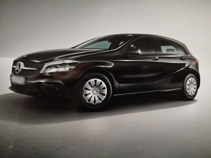 Gebraucht Mercedes A180 122 PS (89 kW) 2016 Schwarz Limousine