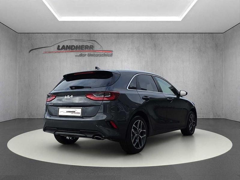 Neu Kia Ceed Gold 140 PS (102 kW) 2026 Grau Kleinwagen