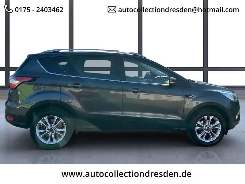Gebraucht Ford Kuga Titanium 150 PS (110 kW) 2019 Grau SUV