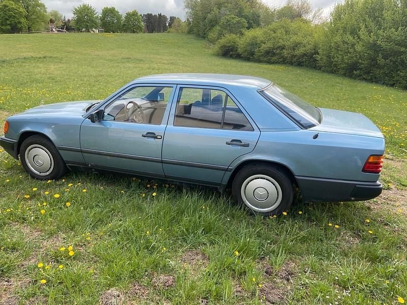 Gebraucht Mercedes E230 1988 Blau Limousine