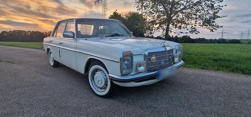 Weiß Gebraucht 1976 Mercedes W115 Limousine | 11.250 € - Bild 1/4