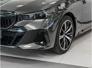 Neu BMW 520 M Sport 197 PS (144 kW) 2026 Grau (sophistograu brillanteffekt metallic) Kombi