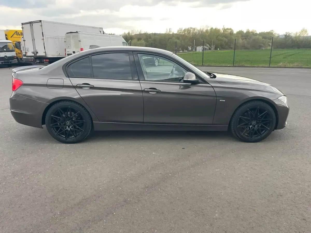 Gebraucht BMW 328 245 PS (180 kW) 2012 Braun Limousine