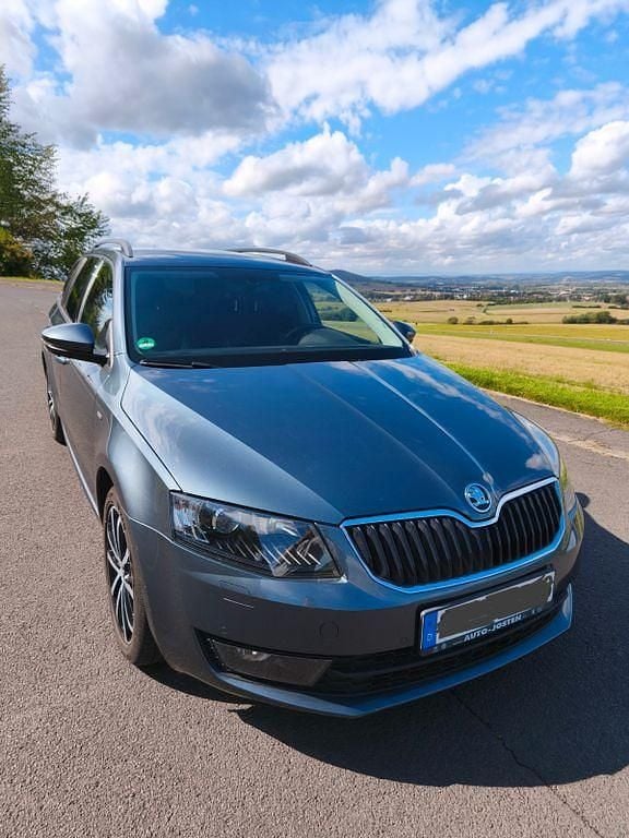 Grau Gebraucht 2016 Skoda Octavia Joy Kombi | 10.999 € (Fairer Preis) - Bild 1/4