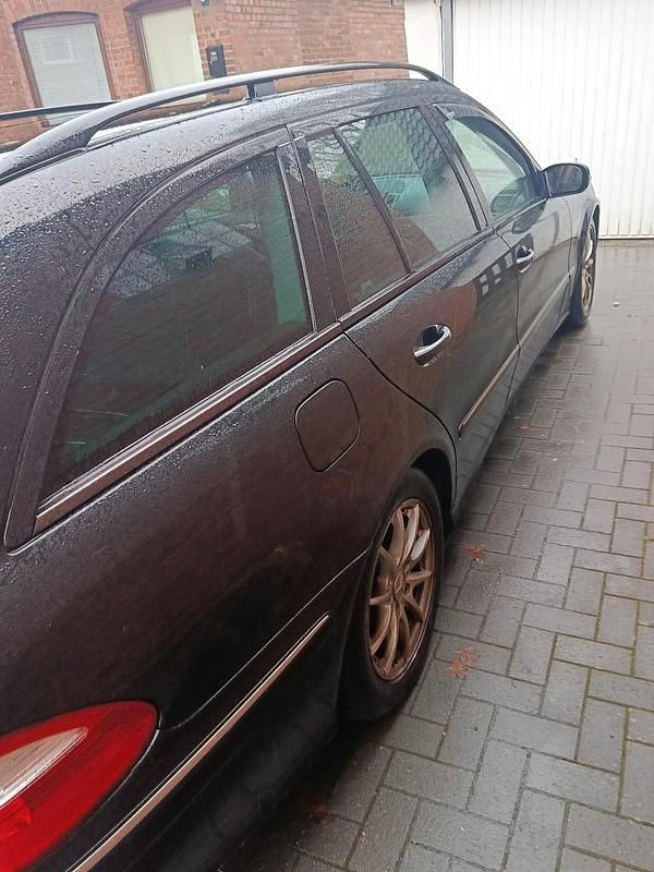 Schwarz Gebraucht 2005 Mercedes 200 Kombi | 2.500 € - Bild 1/4