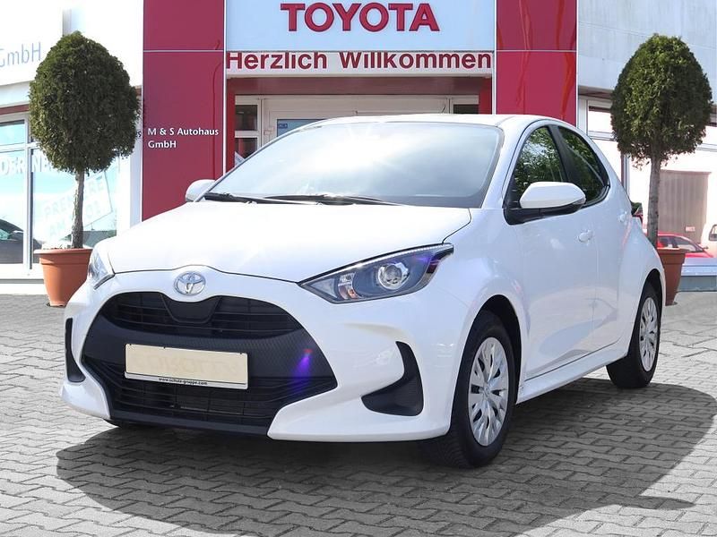 Schneeweiß Gebraucht 2022 Toyota Yaris Basis Limousine | 13.250 € (Fairer Preis) - Bild 1/4