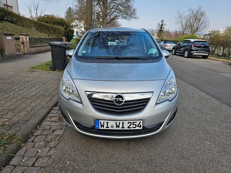 Gebraucht Opel Meriva Design Edition 101 PS (74 kW) 2011 Silber Van / Kleinbus