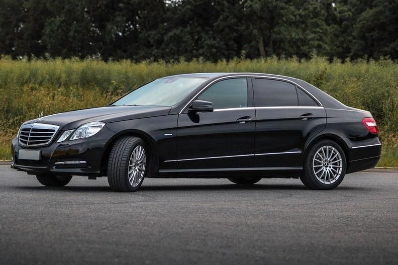 Schwarz Gebraucht 2011 Mercedes E200 Avantgarde Limousine | 11.500 € (Etwas zu teuer) - Bild 1/4