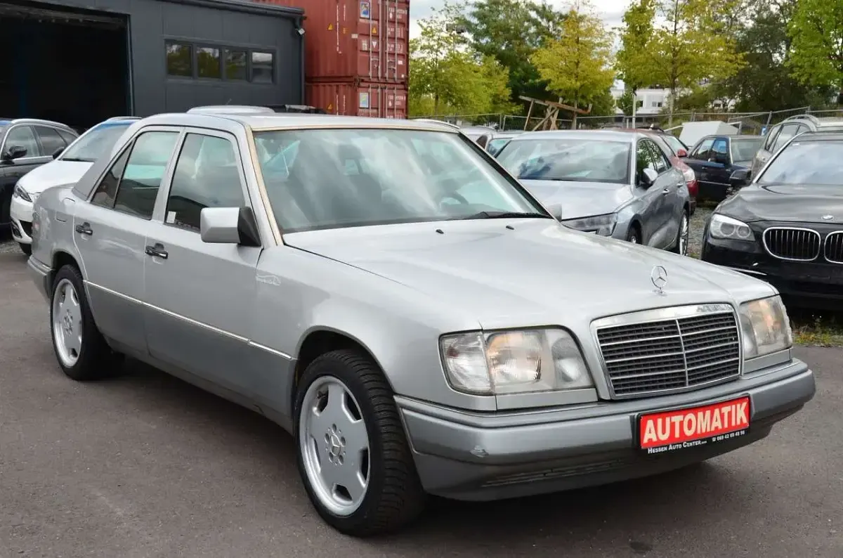 Brugt Mercedes E280 193 HK (141 kW) 1993 Sølv Sedan