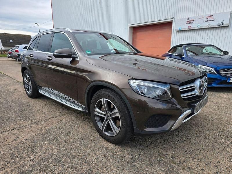 Citrinbraun metalliclack (metallic) Gebraucht 2018 Mercedes GLC250 SUV | 28.990 € (Etwas zu teuer) - Bild 1/4