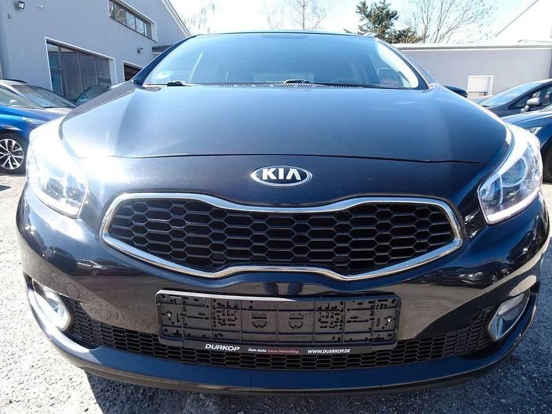 Gebraucht Kia Ceed DREAM-TEAM Edition 135 PS (99 kW) 2015 Schwarz Kleinwagen