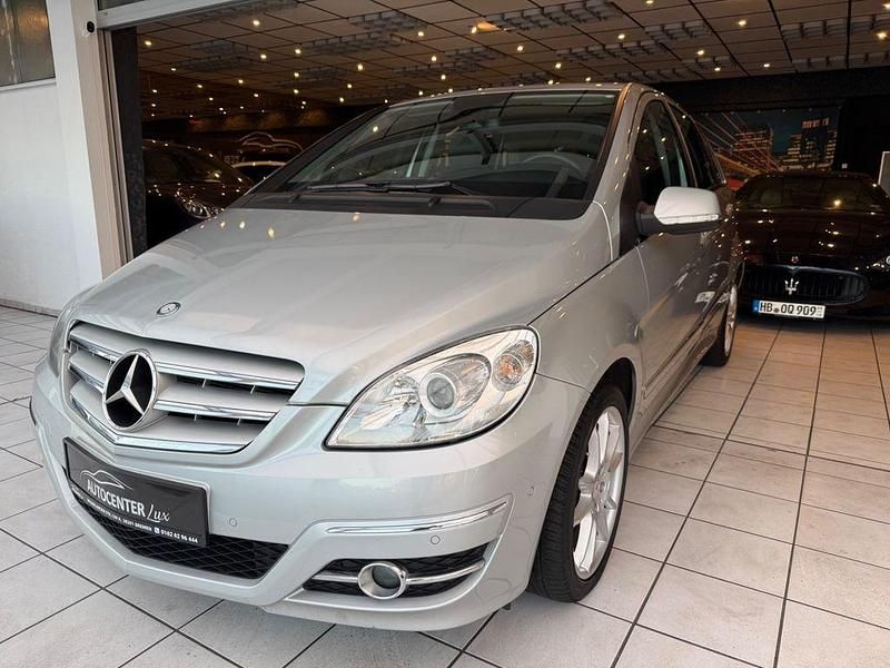 Polarsilber metalliclack Gebraucht 2011 Mercedes 180 Limousine | 6.999 € (Superpreis) - Bild 1/4